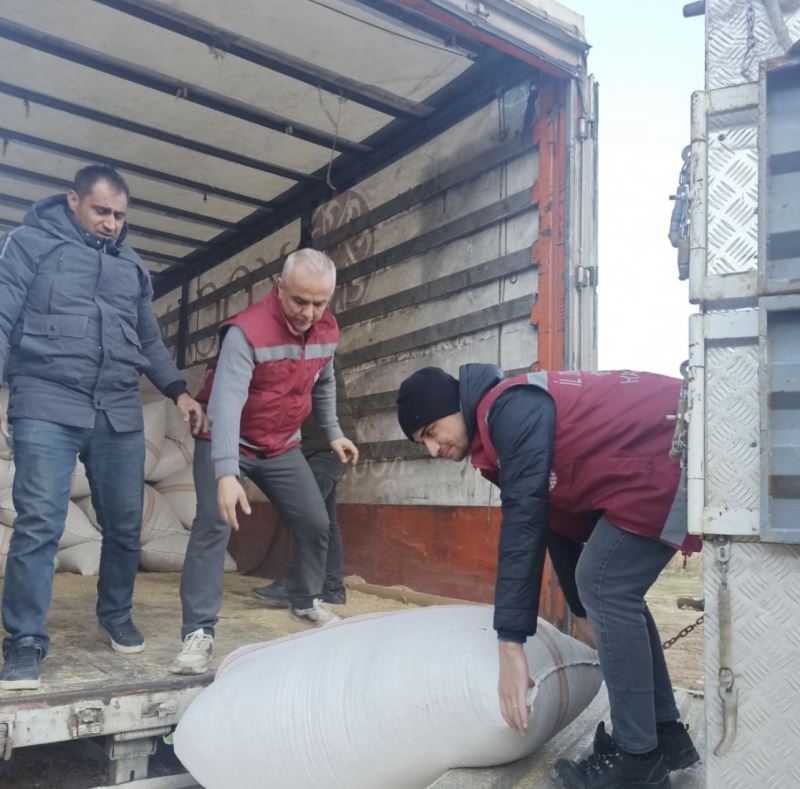 Mardin’den deprem bölgelerine 5 tır hayvan yemi yardımı