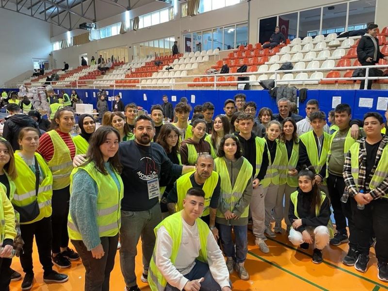 Başkan Topaloğlu, depremzedeler için gönüllü çalışan gençlerle bir araya geldi