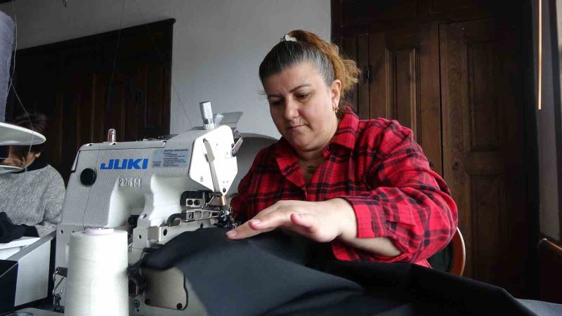Kastamonulu kadınlar, depremzedeler için kışlık kıyafet dikiyor
