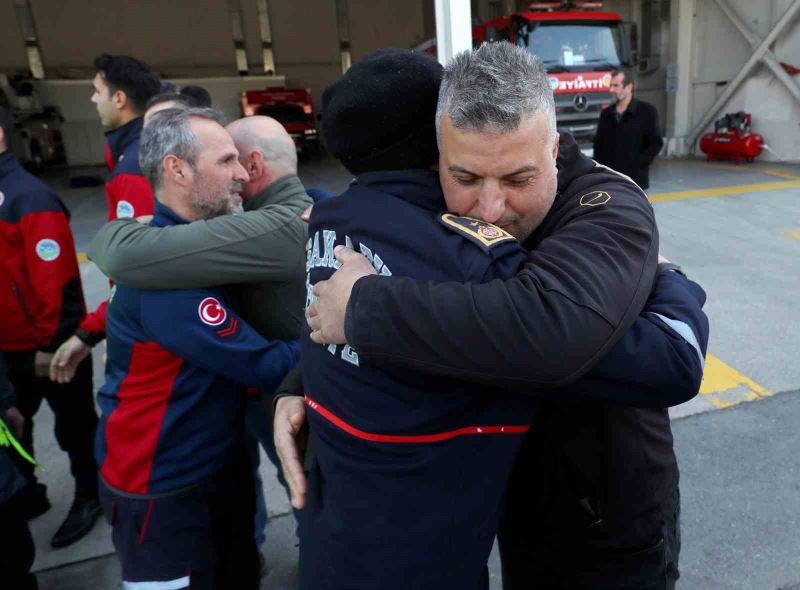 Deprem bölgesinden dönen Sakarya ekibine duygusal karşılama
