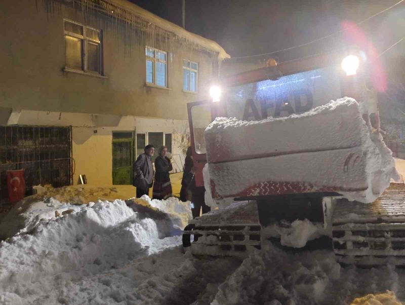 AFAD, kar üstü paletli aracı ile 16 hastaya müdahale etti

