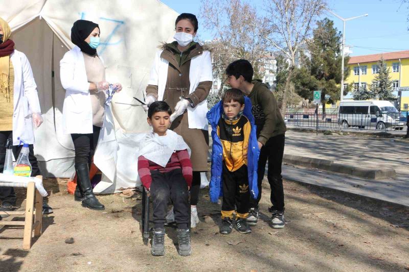 Çadır kentlerde 12 kişilik kuaför ekibi depremzedeler için seferber oldu
