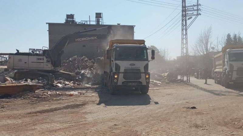 Düzce, kardeş şehirde enkaz kaldırma çalışmaları başladı
