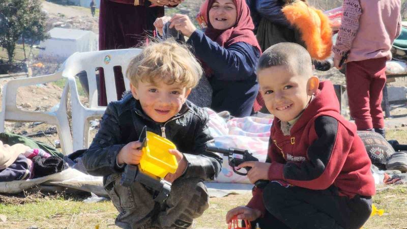 Gönüllü olarak geldikleri Adıyaman’da dağıttıkları oyuncaklarla çocukların yüzünü güldürdüler
