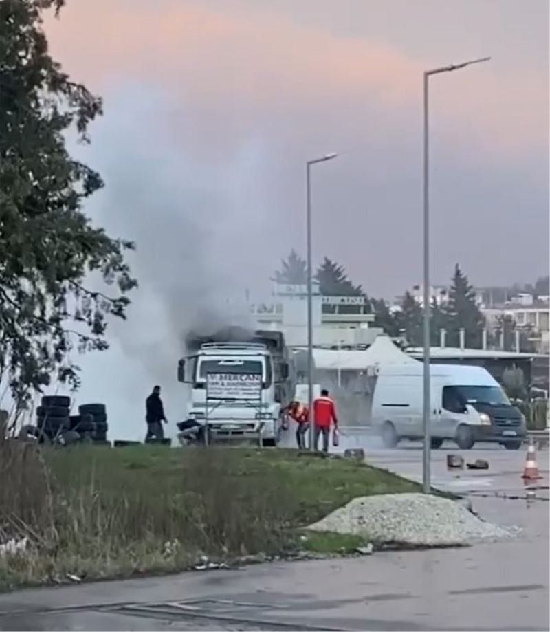 Yalova’da yanan kamyonu akaryakıt istasyonu çalışanları söndürdü
