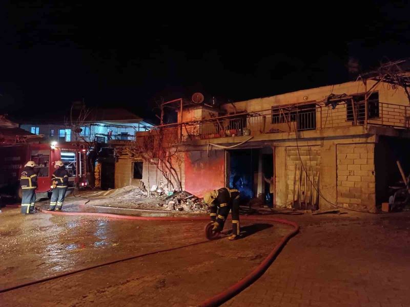 Burdur’da biri metruk 2 ev yangında kullanılamaz hale geldi
