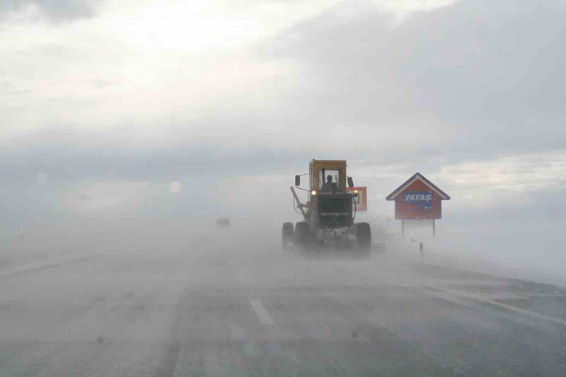 Kars’ta tipiden 6 köy yolu ulaşıma kapandı
