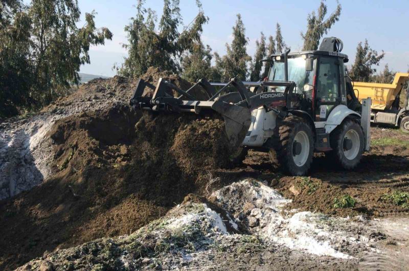 Enkaz altında telef olan hayvanlar hastalık riskine karşı gömüldü
