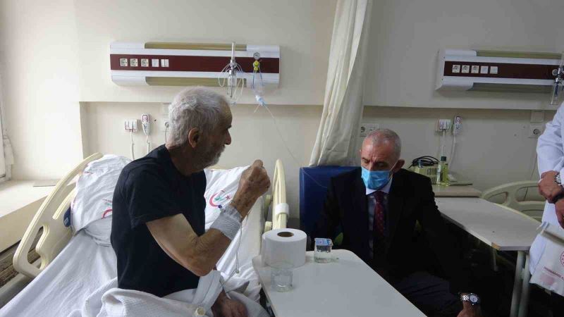 Marmaris Kaymakamı Aksoy devlet hastanesinde tedavi gören depremzedeler ile görüştü
