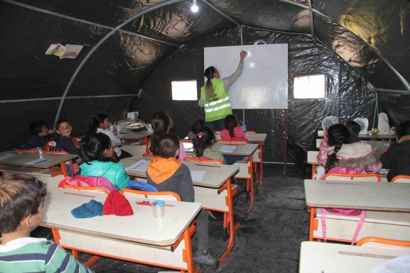 Deprem bölgesinde eğitim çadırda başladı
