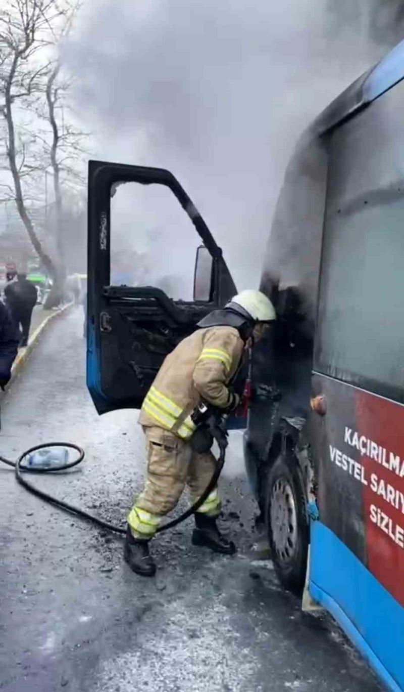 Sarıyer’de yanan minibüs itfaiye ekiplerince söndürüldü