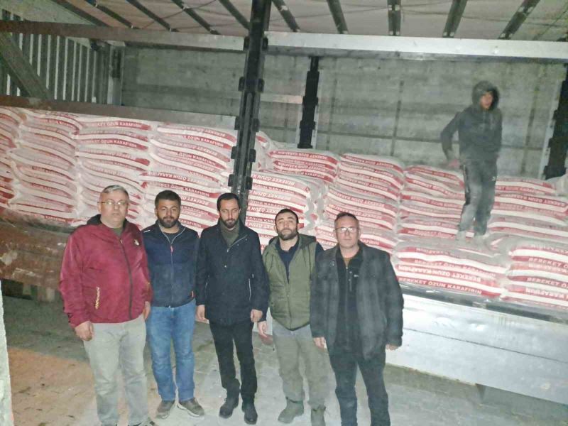 Deprem bölgesine odun ve un yardımı yaptılar