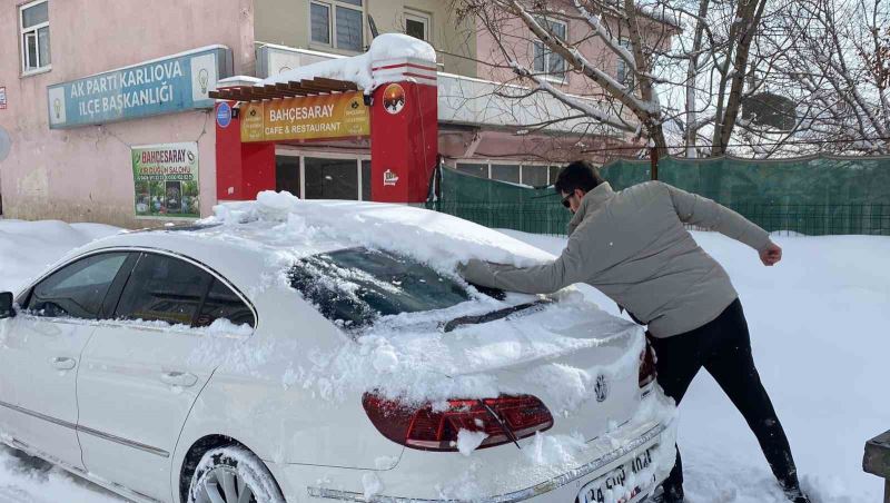 Karlıova’da kar yağışı etkili oldu, eğitime ara verildi
