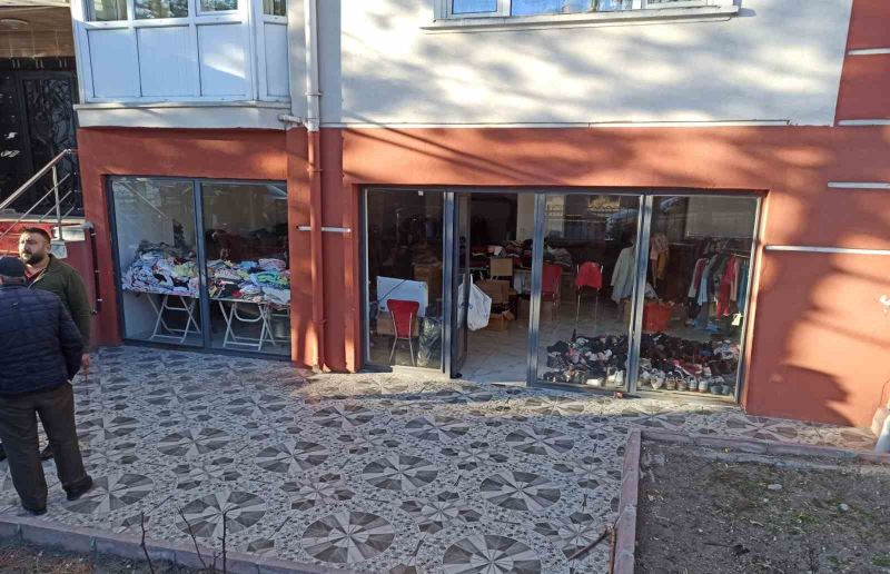 Ankara’da depremzedeler için yardımlar sürüyor