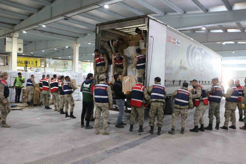Diyarbakır’a yurtiçi ile yurt dışından 215 tır ve kamyonet yardım ulaştırıldı
