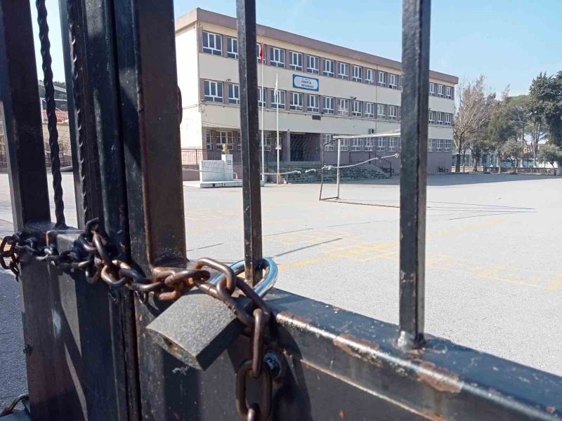 İzmir’de 8 okulun tahliyesine başlandı
