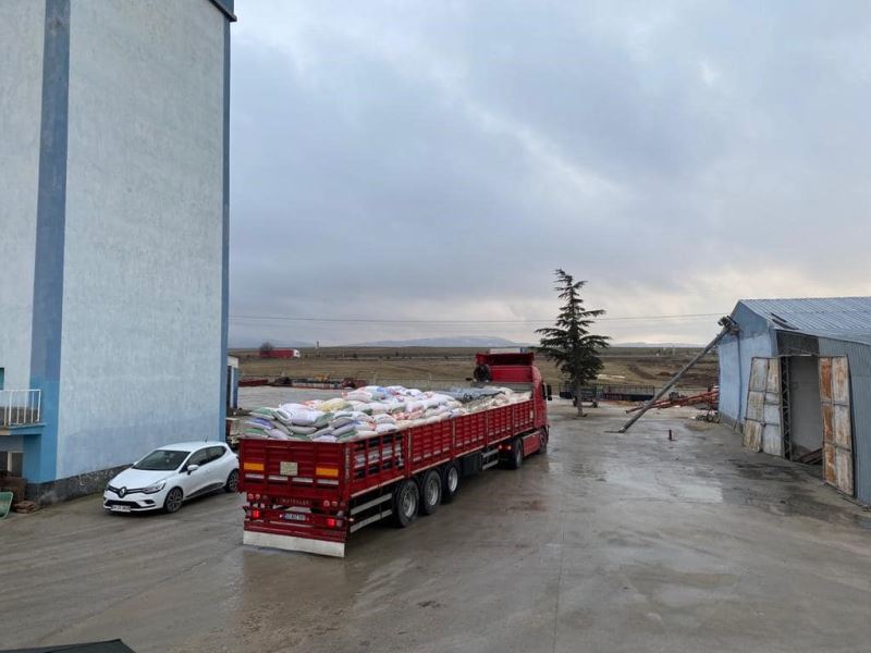 Deprem bölgesindeki besicilere 1 tır yem daha gönderildi
