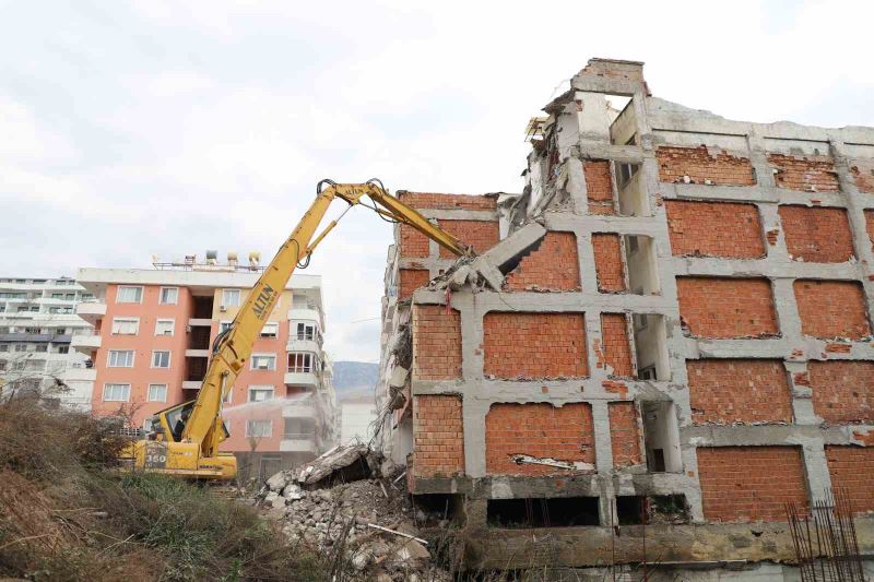 Alanya Belediyesi kent genelindeki riskli binaları yıkıyor