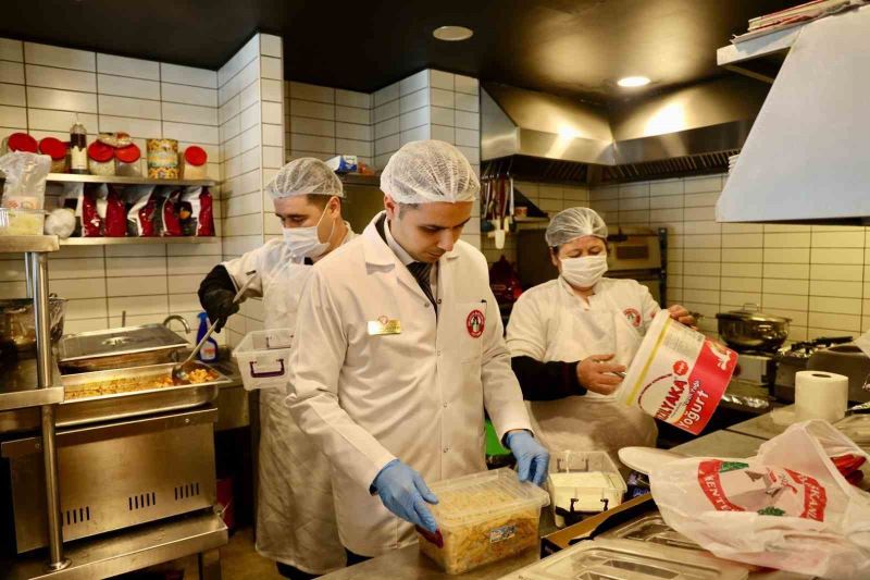 Menteşe Belediyesi’nden Kötekli’de depremzedelere 3 öğün yemek