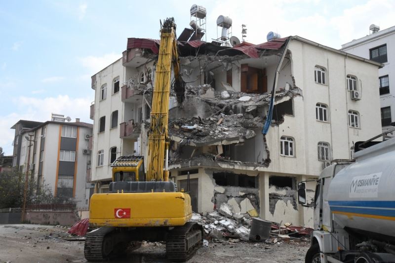 Osmaniye Barosu ağır hasarlı binaların yıkılmasına tedbiren durdurma kararı aldırdı