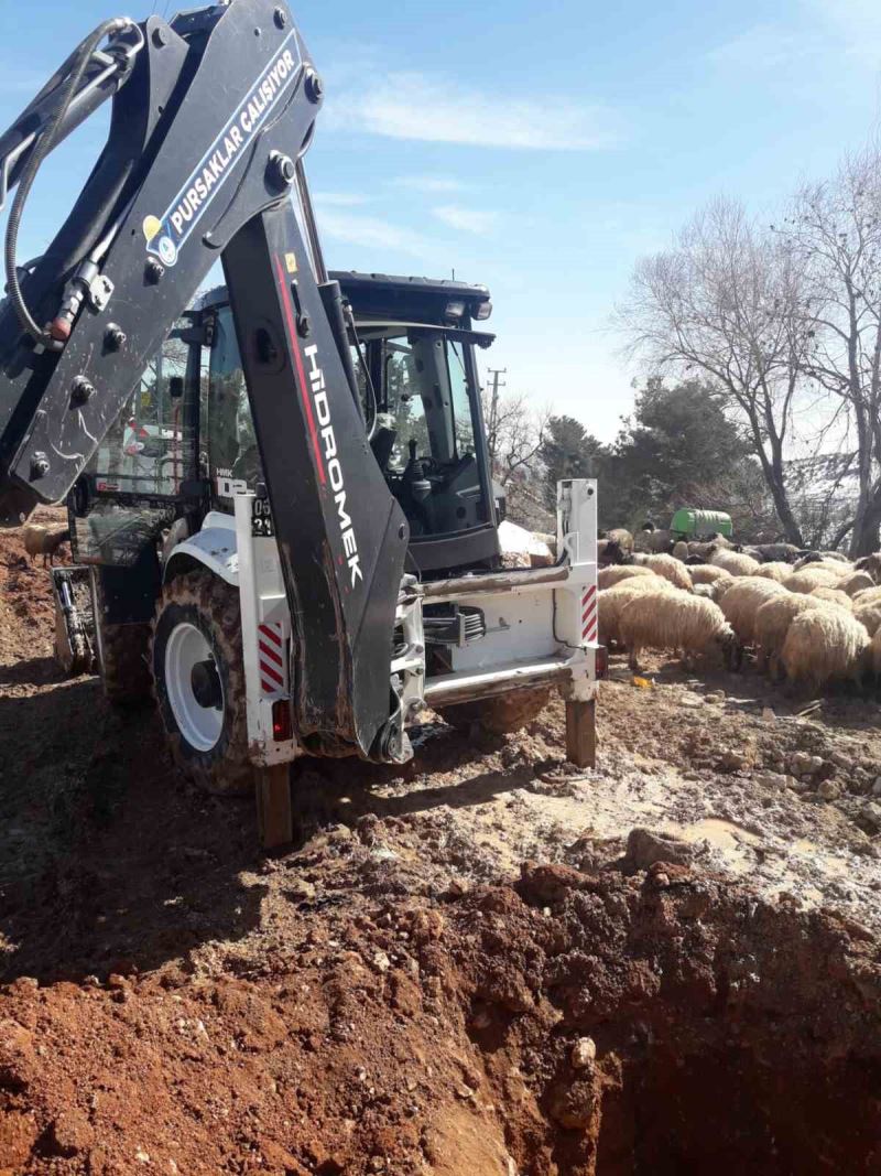 Pursaklar Belediyesi tüm birimleriyle deprem bölgesinde çalışmalarını yürütüyor