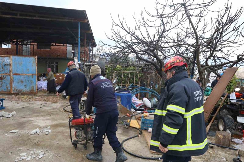 Bursa itfaiyesi gece yangında gündüz ahırda