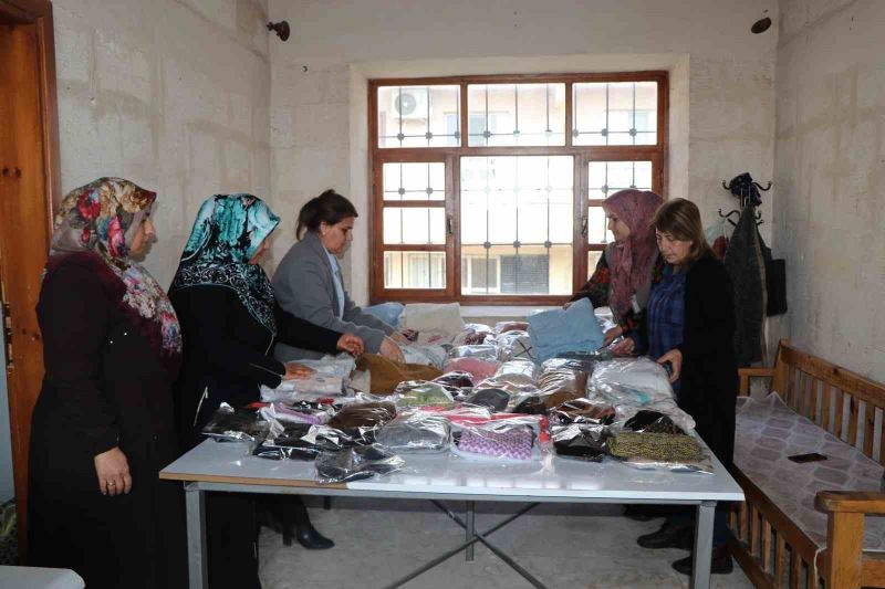Viranşehirli kadınlar depremzedeler için kışlık giysi üretiyor
