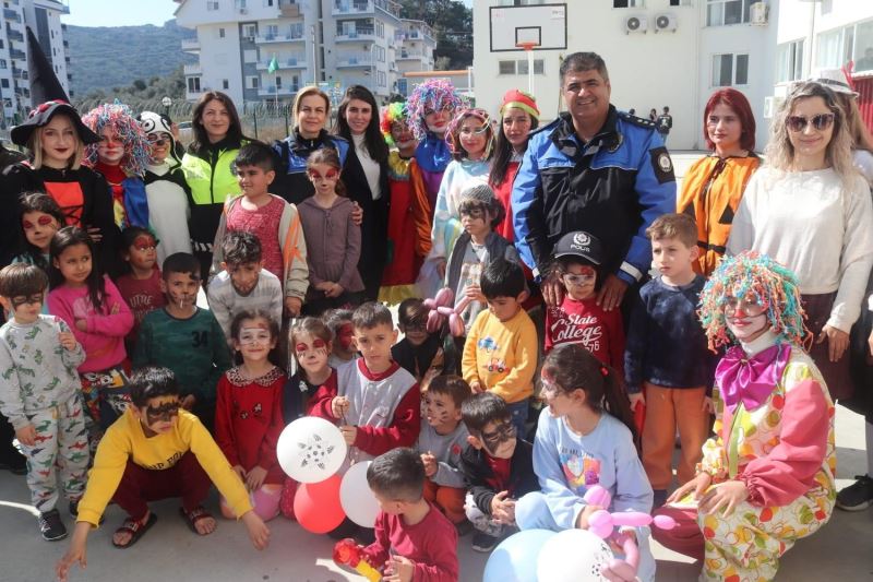 Gazipaşa’da depremzede çocuklara palyaço gösterisi
