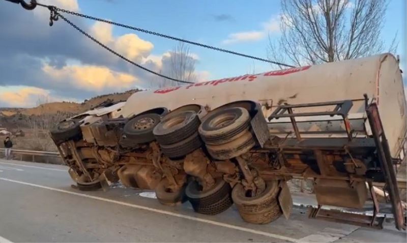 Kastamonu’da yakıt tankeri devrildi, yol trafiğe kapandı
