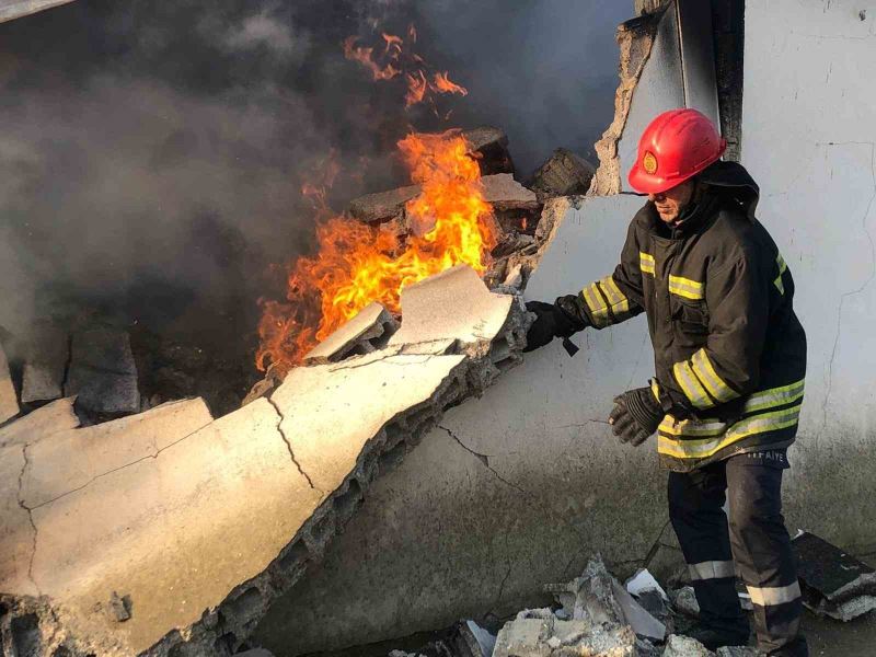 Cizre’de bir fabrika küle döndü