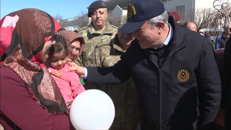 Bakan Akar, konteyner kentteki Kore gazisinin isteğini yerine getirdi