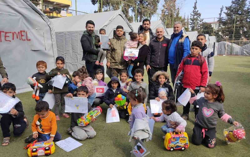 Depremzede çocukları askerler oyuncak vererek sevindirdi
