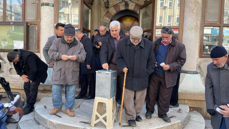 Camilerde depremzedeler için yardım toplandı