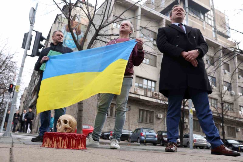 Rusya’nın Belgrad Büyükelçiliğinin önüne “ölüm pastası” bırakıldı
