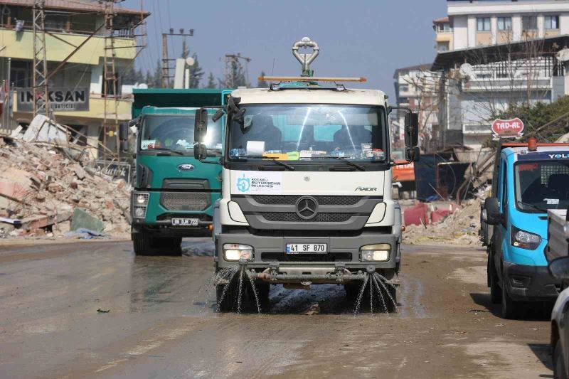 Kocaeli Büyükşehir Belediyesi, Defne’de enkaz kaldırma çalışması yapıyor