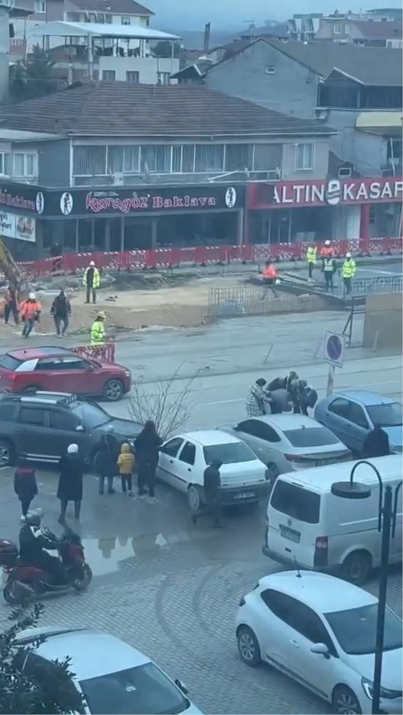 Bursa’da husumetli sürücüler önce birbirlerine çarptı, ardından tekme tokat kavga etti
