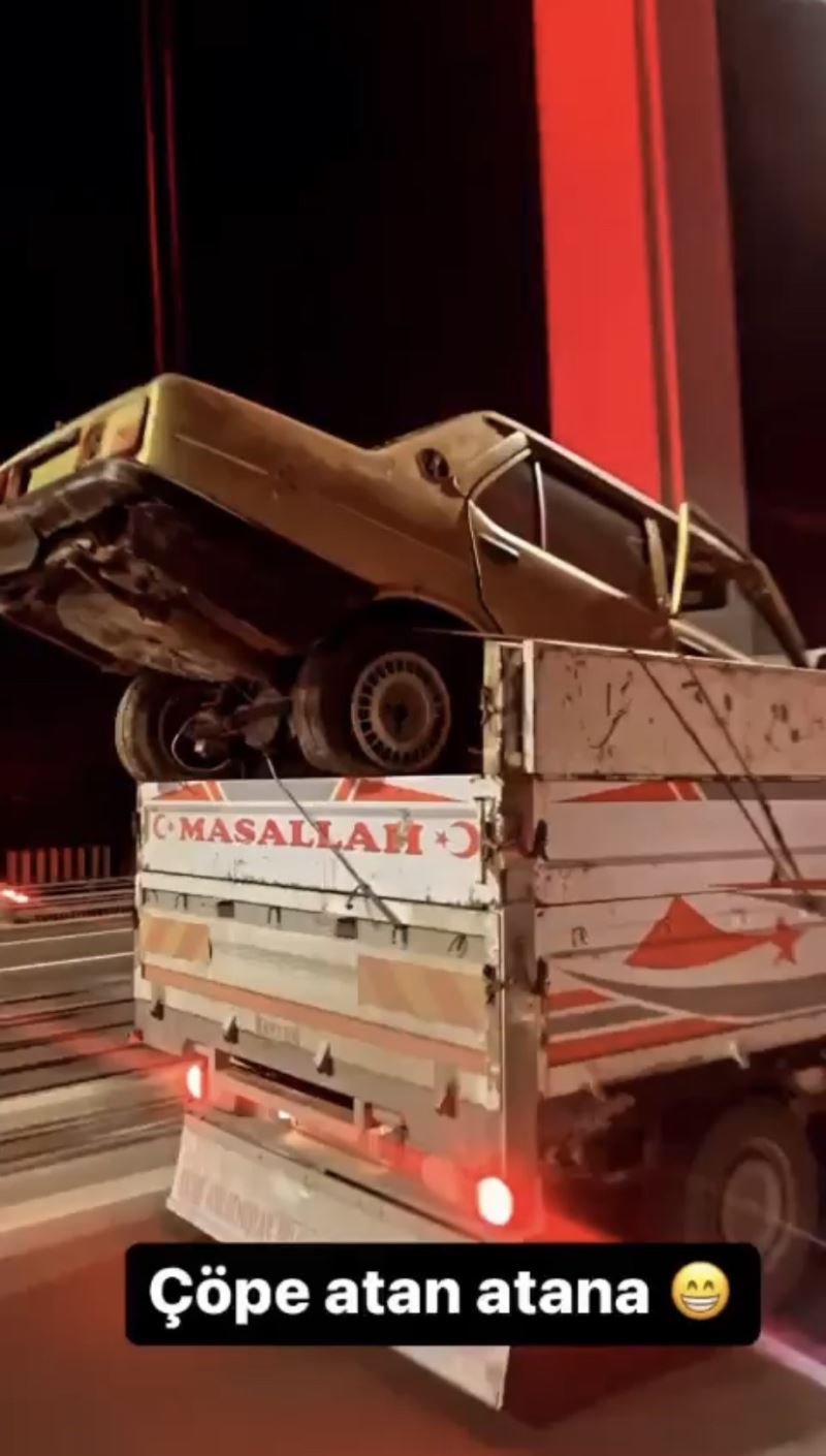 FSM Köprüsü’nde ilginç anlar: Kamyonetin kasasında araba taşıdılar
