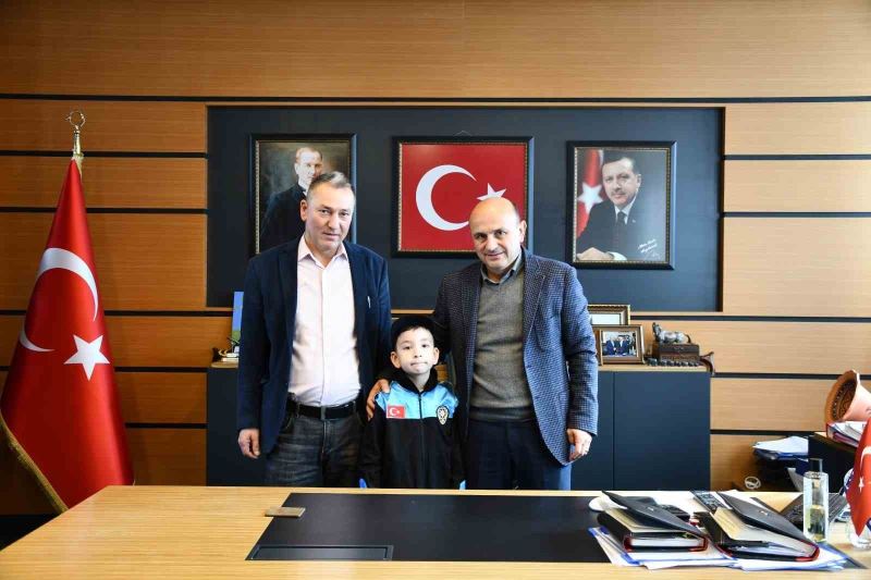 Başkan Oral, polis olmak isteyen çocuğa anlamlı sürpriz