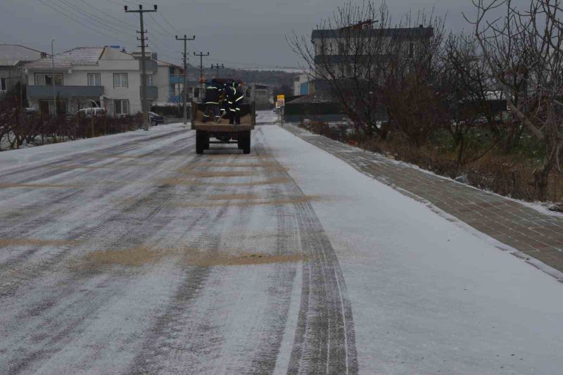 Lapseki Belediyesi ekipleri tuzlama ve yol açma çalışmalarına devam ediyor