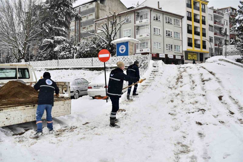 Biga Belediyesi ekipleri küreme ve tuzlama çalışmalarını sürdürüyor