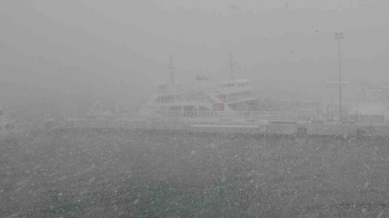 Yoğun kar yağışı nedeniyle Çanakkale-Kilitbahir seferleri durduruldu
