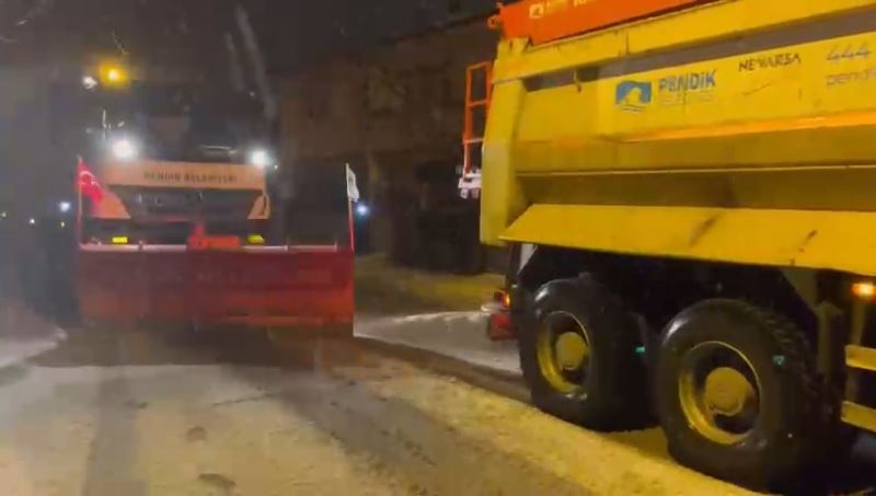 Pendik Belediyesi karla mücadele çalışmalarını kesintisiz sürdürüyor