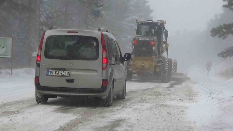 Kar yağışı nedeniyle Kazdağları’nda ulaşım güçlükle sağlanıyor
