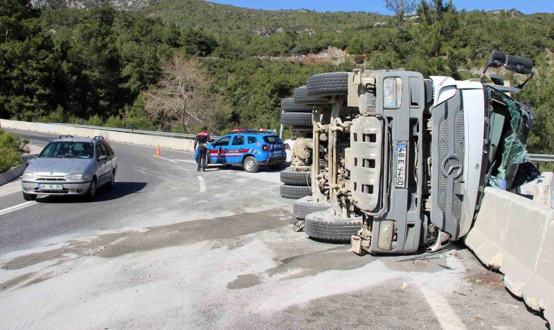 Sakar rampasında kum yüklü kamyon devrildi
