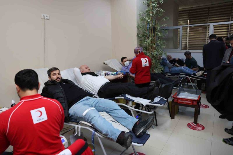 Depremzedeler için kan verdiler
