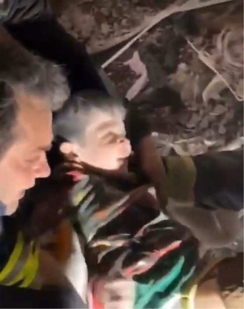 Enkaz altından kurtarılan 3 yaşındaki Miran’a hayat öpücüğü