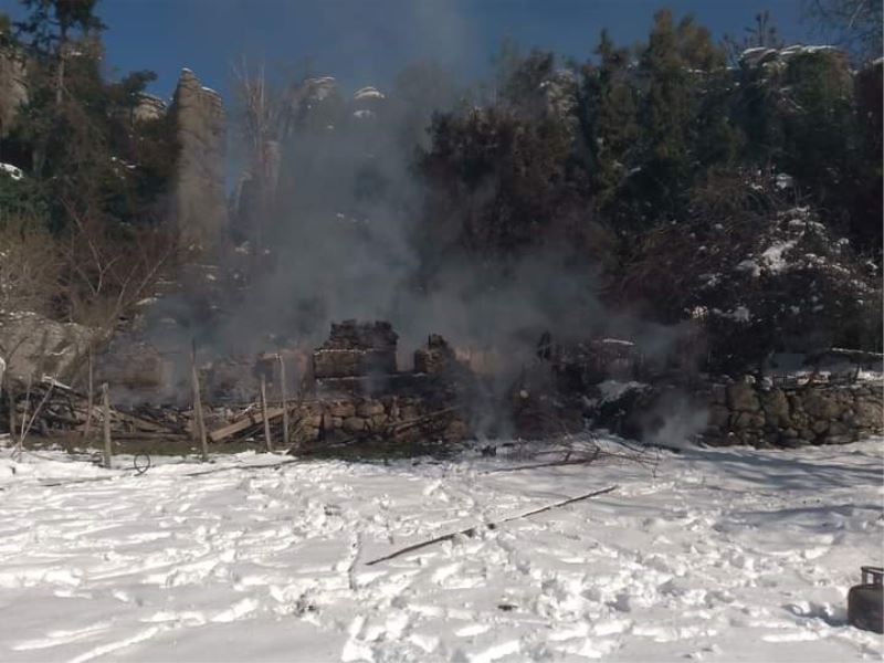 Yangında evi yanan yaşlı kadının yürek yakan feryadı
