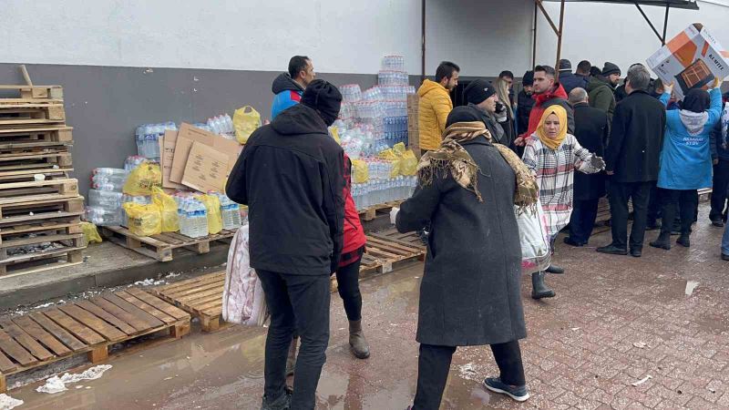 Aksaray’dan deprem bölgesine 20 tır yardım