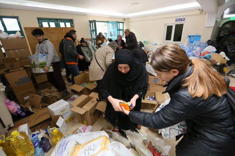 Derince’den deprem bölgesine 4 tır dolusu yardım