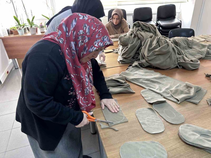Ümraniye’de 25 kadın depremzedeler için bir arada: Eldiven, atkı ve bere dikiyorlar

